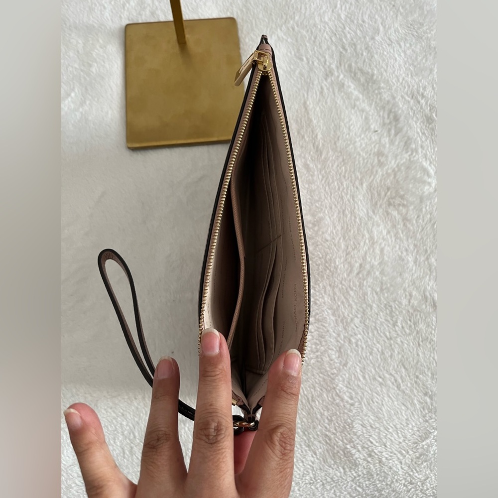 Michael Kors Mercer pink leather clutch bag - Picture 7 of 11